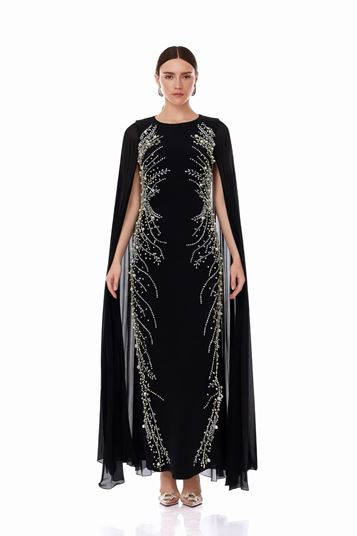 فستان سهرة مطرز بتفاصيل عباءة سوداء